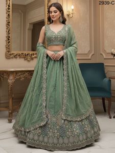 Lehenga Choli de Terciopelo Gadhwal Pesado de Diseñador para Bodas, Bordado de Pavo Real, Bordado Dori, Trabajo con Lentejuelas, Trabajo con Diamantes de Circonio - Product Image 4