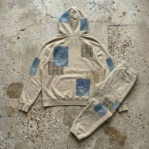 Conjunto de Sudadera con Capucha y Pantalones Deportivos para Hombre, Estilo Patchwork, Lavado Ácido, Estampado Personalizado, Algodón Beige Transpirable y Grueso - Product Image 2