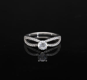 Anillo de Mujer de Oro Blanco de 14K con Baño de Rodio y Diamantes Naturales, Diseño Moderno y Elegante con Banda Abierta Trenzada y Solitario de Corte Brillante - Product Image 2