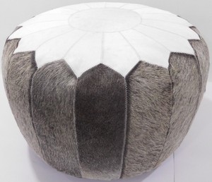 Puf de diseño hecho con cuero de vaca con pelo. - Product Image 1