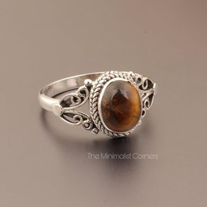 Bague personnalisée en argent 925 avec pierre œil de tigre taille ovale, style bohème gothique, sertissage clos, certifiée par un tiers, plaquée rhodium - Product Image 5