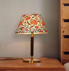 Charmante lampe avec une tige en bois et en laiton et un abat-jour en tissu imprimé floral vibrant, disponible aux prix de gros. - Product Image 1