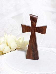 Cruz de madera moderna con diseño de latido del corazón Cruz de madera hecha a mano de primera calidad con símbolo espiritual para la decoración cristiana de la oficina en casa - Product Image 3
