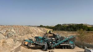 Concasseur à percussion mobile avancé 120-150 TPH broyeur à pierres et à mâchoires portable robuste pour l'exploitation minière avec composants de base PLC - Product Image 2