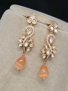 Collier et boucles d'oreilles en laiton Kundan de qualité supérieure serties de diamants américains Bijoux de mariée élégants pour mariages et fêtes - Product Image 2