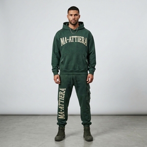 Ensemble survêtement homme personnalisé vert foncé avec sweat à capuche et pantalon cargo en molleton de coton, style streetwear, vente en gros OEM - Product Image 1