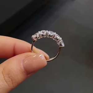 Bague en or blanc plaqué avec cinq pierres rondes en CZ de 4 mm, bijoux fins pour anniversaire, mariage, vente en gros, bague minimaliste en diamant pour femmes - Product Image 4