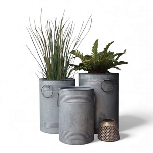 Jardinières cylindriques en métal galvanisé, pots de sol rustiques et industriels pour la décoration intérieure et le style de jardin extérieur - Product Image 1