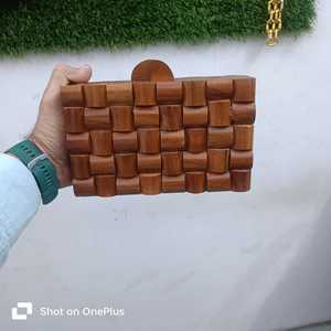 Pochette de mode en bois de luxe faite à la main pour femmes avec poignée en laiton personnalisable pour les mariages et les fêtes de mariée - Product Image 2