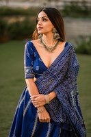 Style culturel gujarati Bandhani imprimé Vaishali tissu de soie couleur bleue broderie magnifique Chaniya Choli avec ensemble Dupatta