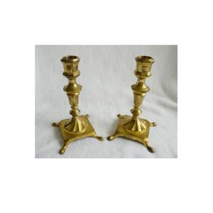 ขาตั้งเทียนทองเหลืองคุณภาพสูงพร้อมดีไซน์ไม่ซ้ําใครสําหรับบนโต๊ะอาหาร ที่วางเทียนแสงชาโลหะแข็งสําหรับตกแต่งบ้าน - Product Image 3