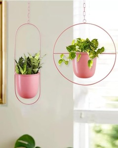 Maceta Colgante Moderna de Metal Rosa para Decoración Elegante de Interiores con Plantas Verdes y Exhibición Vertical de Plantas desde India - Product Image 1