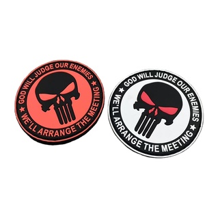 Patch en caoutchouc PVC personnalisé, alphabet, fleur, crâne, couleurs rouge, noir, blanc, design en relief 3D écologique, vente en gros, dos à boucle et crochet - Product Image 1