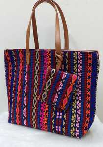 Avec poignée marron et sacs fourre-tout en tissu jacquard au design géométrique en taille 13*18 pouces pour transporter un ordinateur portable 17 pouces en vente - Product Image 3