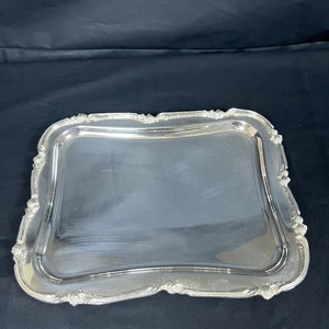 Plateau de service classique en aluminium et acier avec détails décoratifs parfait pour les pique-niques en plein air famille et événements culturels - Product Image 2