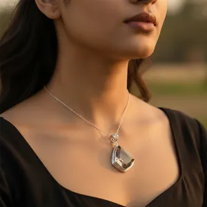 Colgante Solitario de Plata 925 con Cristal de Estrás, Corte Triangular, Engaste en Bisel, Diseño Geométrico Minimalista, Unisex, para Uso Diario - Product Image 2