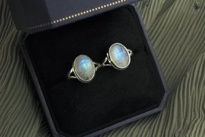 Anillo de Boda con Cabujón Ovalado de Turquesa de 10x14mm, Diseño Único Personalizable, Plata de Ley con Baño de Oro, Propiedades Curativas - Product Image 5