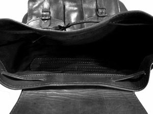 Mochila de cuero genuino hecha a mano unisex en color negro tostado - Product Image 4