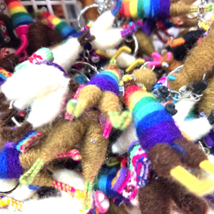 Porte-clés artisanal en laine tissée à motif animalier - Pendentif léger inspiré des traditions andines équatoriennes pour cadeaux d'anniversaire - Product Image 1