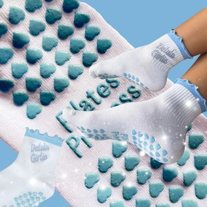 Chaussettes de Pilates en coton de haute qualité avec bordure à volants et broderie personnalisée, semelle en tissu éponge antidérapante, fabriquées au Vietnam - Product Image 1
