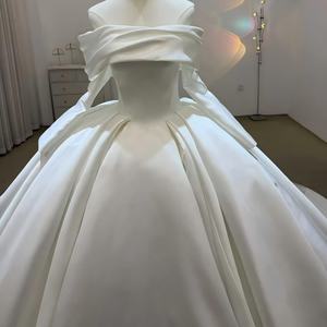 Vestido de Novia Moderno JJ127 con Escote Barco, Estilo Imperio, Apliques Florales de Cristal y Cola Larga - Product Image 3