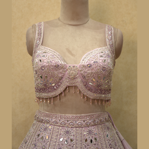 Lehenga ชุดหัวหอมมีสไตล์ด้วยเส้นด้ายที่ประณีตประกายเพชรและกระจกที่สัมผัสด้วยมือสำหรับโอกาสพิเศษจากอินเดีย - Product Image 1