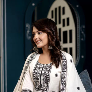 Femmes Indiennes Mode Casual Wear Coton Kutch Broderie Longue Kurta Avec Miroir Travail Avec Palazzo Et Gota Dentelle Bordure Dupatta - Product Image 1