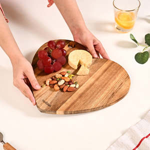 Tabla de Cortar de Madera Natural Sostenible en Forma de Corazón con 1.5 cm de Grosor para Cocina, Servir en el Hogar y Restaurantes - Product Image 4