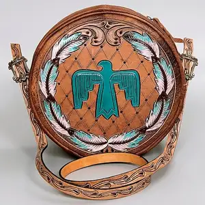 彩色皮革圆形食堂包，配有古董成品和手工工具和油漆手柄和肩带