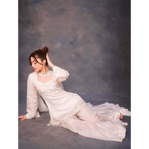 Elegante Vestido Blanco de Gasa para Niñas, Moderno y a la Moda, con Silueta Recta y Cintura Impero - Product Image 5
