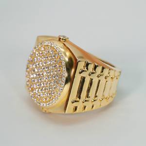 Impresionante anillo de diamantes de estilo hip hop para hombre en oro amarillo de 14 quilates, realzado con brillo mejorado y claridad VVS para acentuarlo. - Product Image 2