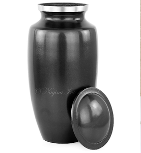 Urna de cremación azul pálido con diseño acolchado y detalles plateados ornamentados. Disponible a precio mayorista. - Product Image 5