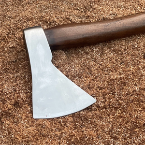 Hacha de supervivencia forjada a mano profesional con Funda de cuero y mango de madera de Fresno, pedidos a granel personalizados al por mayor, servicio OEM y ODM - Product Image 6