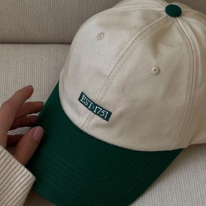 Sombrero de papá de gamuza de lujo Logotipo de insignia de metal personalizado Gorra de béisbol de perfil bajo sin estructura Premium con aspecto sofisticado - Product Image 2