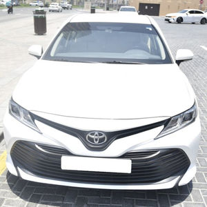 2020 CAMRY Hybrid LE GCC Transmisión automática de vehículos AWD usados con asientos de cuero Control de crucero ACC R21 Tamaño del neumático Dirección izquierda - Product Image 1