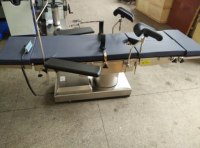 Table d'opération électro-hydraulique compatible avec le bras en C de niveau supérieur 304, fabricant de tables d'opération électro-hydrauliques radiolucides