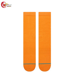 Chaussettes de football élevées au design personnalisé en gros Chaussettes de football sportives respirantes pour hommes 2025 - Product Image 3