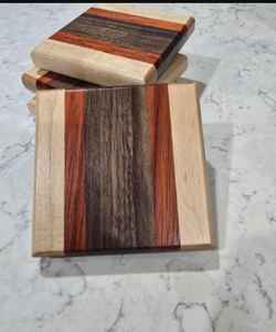 Sous-verres en noyer Les sous-verres en noyer élégants en bois de mangue naturel et d'acacia sont fabriqués et finis à la main - Product Image 3