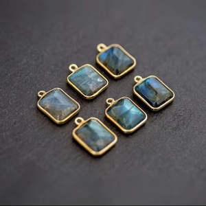 Pendentif lunette en labradorite à facettes fait main en argent sterling plaqué or 18 carats Rectangle en pierres précieuses Fourniture de bijoux - Product Image 1