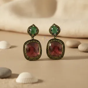 Bijoux fantaisie pour femmes, boucles d'oreilles en cristal plaqué or avec rubis et émeraudes ADER-20061 - Product Image 1
