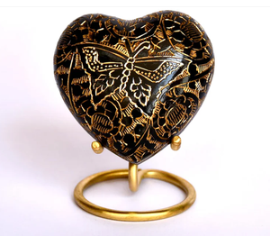 Magnifique couleur violette avec un cœur gravé d'un papillon, souvenir avec support en laiton pour cendres de crémation - Product Image 5