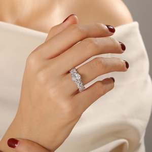 Bague de fiançailles ovale Jeulia Olivetta avec halo caché en diamants - Product Image 6