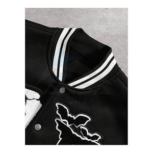 Chaqueta Universitaria de Béisbol Y2K para Hombre con Bloques de Color, Parches de Letras, Detalles a Rayas, Cierre de Botones, Estampado Gráfico Negro Suave - Product Image 3