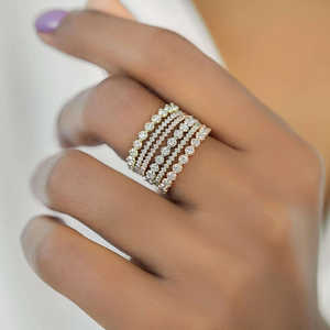 Anillo de Compromiso Elegante para Mujer con Media Eternidad de Diamantes de Moissanita Redondos de Plata 925 - Product Image 1
