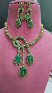 Collar Polki de Lujo de Primera Calidad con Hermosos Aretes, Diseño Único y Moderno que Complementa Tanto la Ropa Étnica como la Occidental - Product Image 2