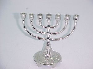 Menorá de Latón Premium de 9 Luces, Moderna y Elegante, con Acabado Niquelado, Ideal para Bodas y Decoración del Hogar - Product Image 3