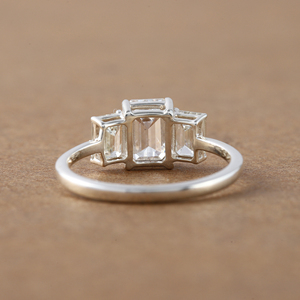 Esmeralda corte laboratorio cultivado diamante tres piedras ajuste lujoso platino anillo de compromiso estilo de moda anillo de regalo para mujeres IGI - Product Image 4