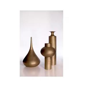 Vase à fleurs en laiton élégant et haut, au look antique, parfait pour la décoration d'un salon ou d'un salon de style ethnique chic. - Product Image 1