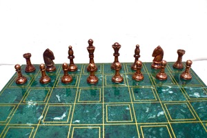 Jeu d'échecs en laiton artisanal avec plateau en marbre vert poli, élégant, luxueux, écologique, pliable, jeu de stratégie, décoration, cadeau - Product Image 2