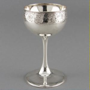 GoldenGrail Divine Grace Calice à vin en métal orné Gobelet traditionnel à finition antique pour les rituels religieux et les autels d'église - Product Image 1